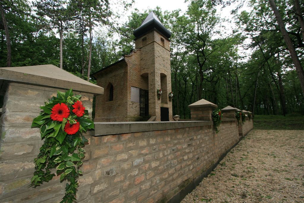 Átadták Tengelicen a felújított Benyovszky-kápolnát és parkerdőt