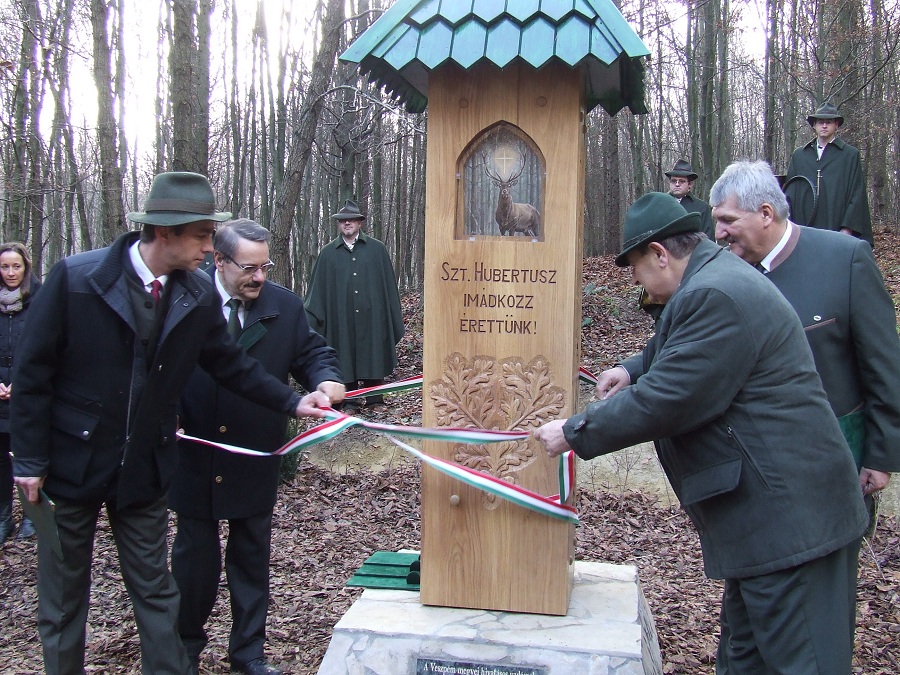 Hivatásos vadászok emlékhelyét avatták fel a Bakonyban