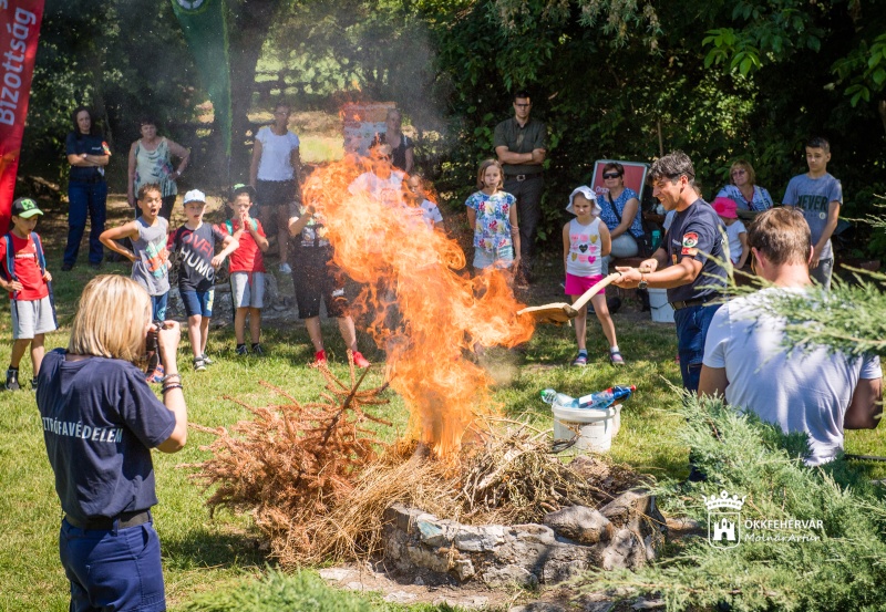 A biztonságos erdei tűzgyújtást és tűzoltást oktatták gyerekeknek a VADEX Zrt.-nél
